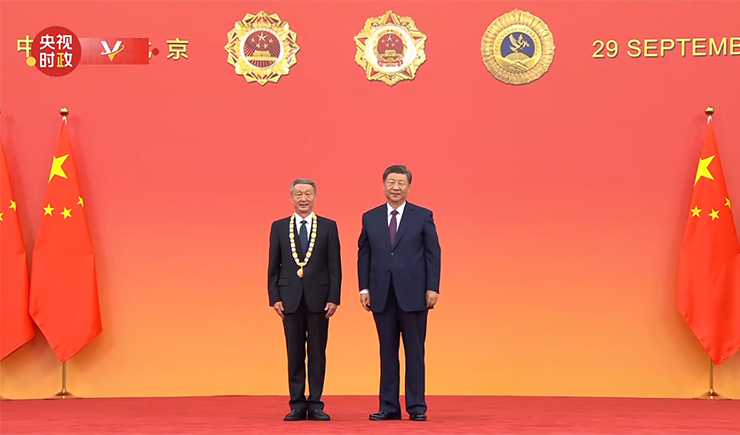 习近平为“人民工匠”许振超颁授国家荣誉称号奖章协会顾问许振超倾情中国职工文体事业